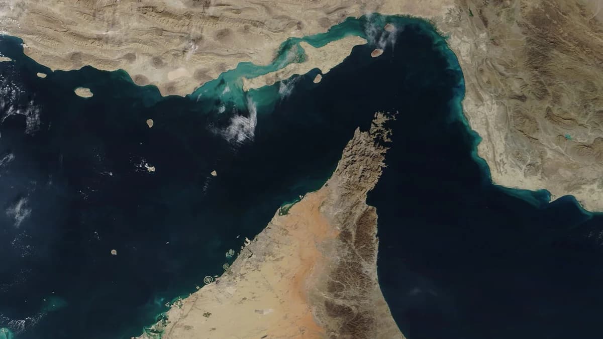 NASA Terra MODIS의 호르무즈 해협 진색 위성 사진. NASA 공식 갤러리 직접 이미지 URL, 2235x1741. 지도나 뉴스 전재물이 아닌 위성 관측 자료.